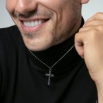 colgante cruz hombre