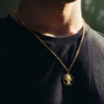 colgante de oro hombre